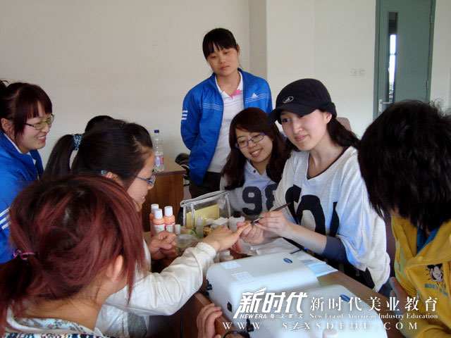 美甲培训学校和门店学徒哪个学的东西更实用？